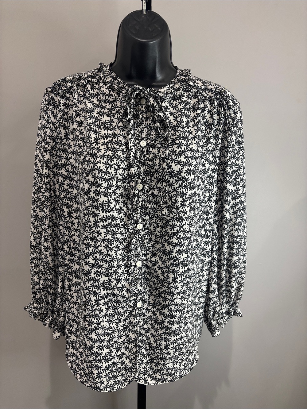 Max Studio Black & White Floral Tie-Neck Button Down Blouse Size Medium